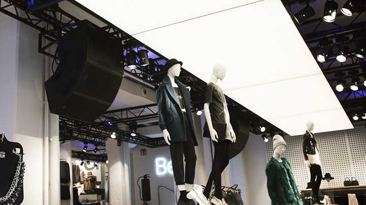 Philips Lightings OneSpace er en serie af lysende loftspaneler, der skaber en fantastisk ny butiksbelysning