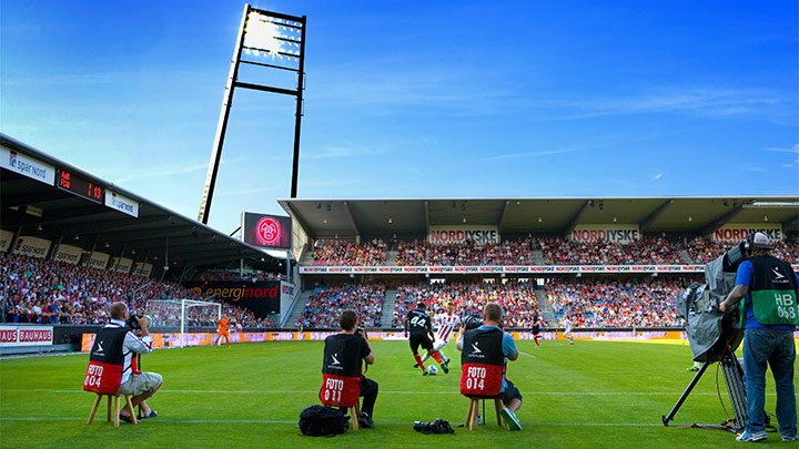Fodbold på stadion med belysning