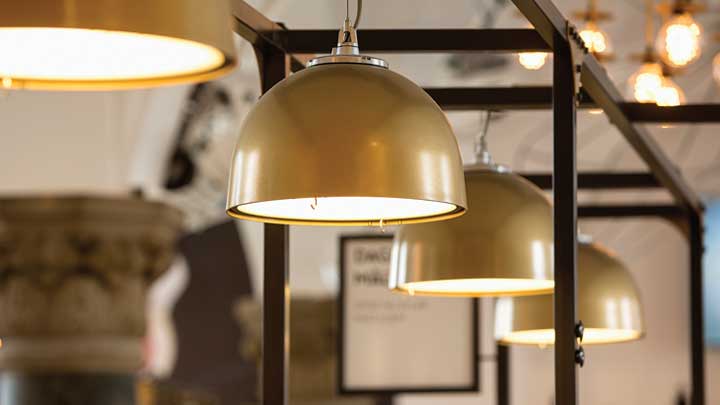 Københavner-pendelen er med til at understrege den helt specielle stemning, der råder i Mad Cooperativet. Designmæssigt knytter Philips Københavner-armaturet butikken sammen med bygningen og den klassiske del af byen. Philips LED-spot sidder på en arm, der er monteret direkte på de enkelte reoler. Monteringen betyder, at de opstillede varer bliver belyst optimalt. Den belyste, lodrette flade tiltrækker sig ekstra opmærksomhed fra kundernes side. Philips Københavner-pendler, spottene og loftarmaturerne er udstyret med LED-teknologi. Det giver et lavt elforbrug, lang levetid samt en minimal varmeudvikling. Herved opnås en stor besparelse på vedligeholdelsesudgifterne, og det sikrer konstant lys, der er essentielt i butiksmiljøet.