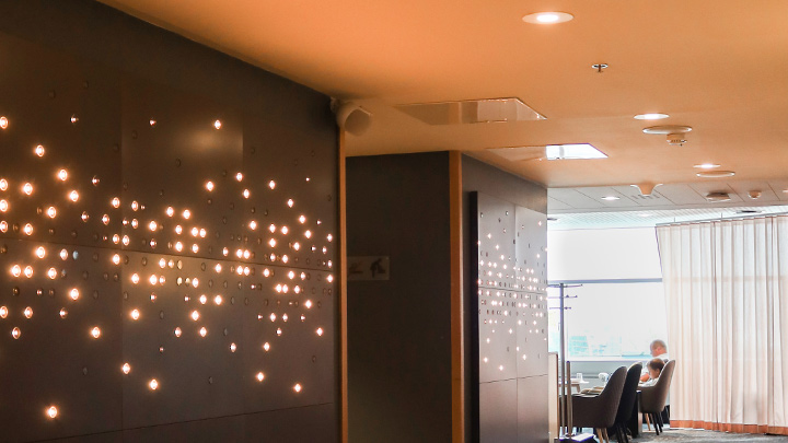 Nye, specialdesignede og 3D-printede downlights i SAS loungens specielle loft