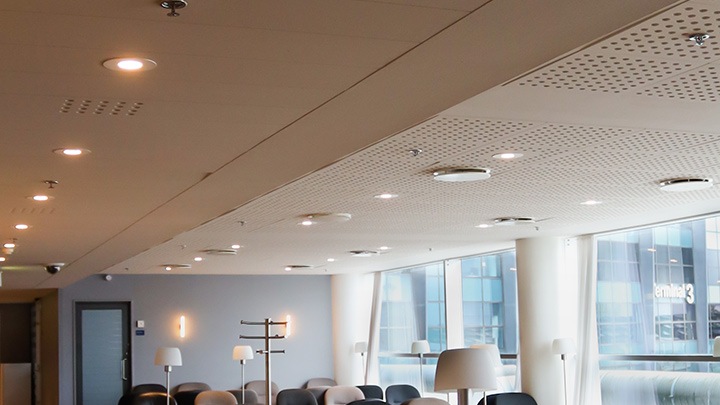 GreenSpace Downlight skaber en hyggelig atmosfære på SAS loungens nederste etage