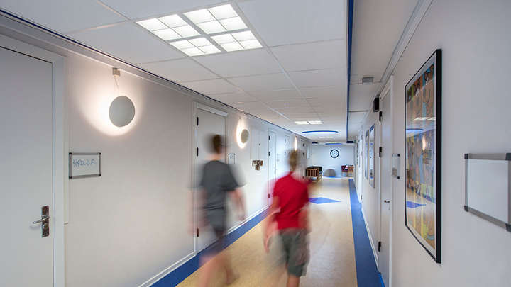 Børneafdeling på hospital med PowerBalance-armatur