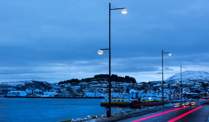 "Norske kommuner har et stort behov for at opgradere deres vejbelysning på grund af øgede miljø- og energikrav. Ældre anlæg kræver desuden meget vedligeholdelse af både armaturer og kabler. I Kristiansund er man derfor i fuld gang med at installere CityTouch LED fra Philips, og man kan allerede se de store fordele."