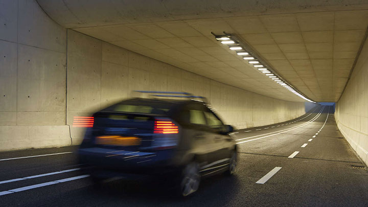 Belysning langs lufthavnsveje – uden risiko for lysforurening