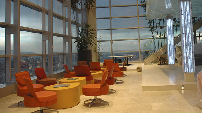 Pauserum i HSBC-tårnet oplyst med Philips Lighting