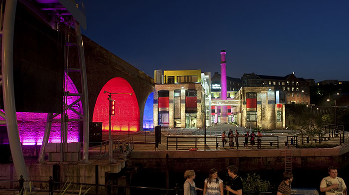 Et afstandsbillede af The Toffee Factory oplyst med Philips LED-lys