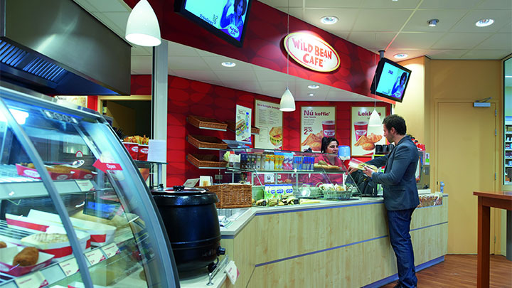 BP-tankstationens butik med Philips-butiksbelysning