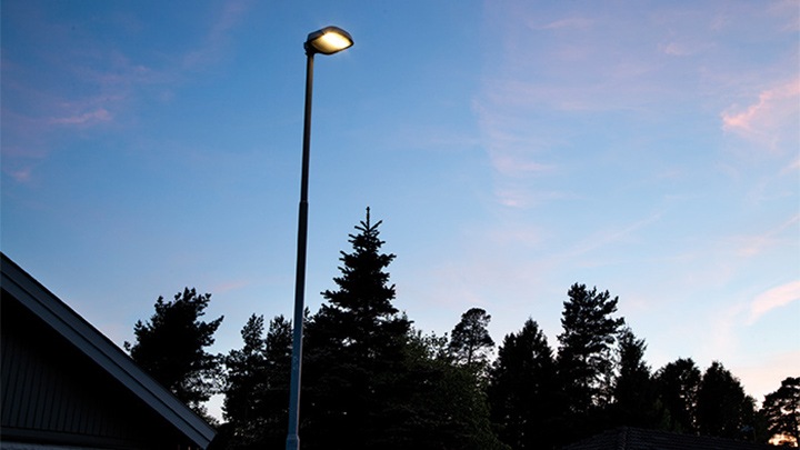 Nærbillede af lygtepæl i Enköping, Sverige. 