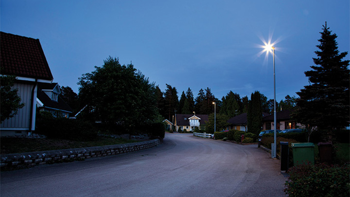 En gade i et boligområde i Enköping, Sverige med Philips-bybelysning. 