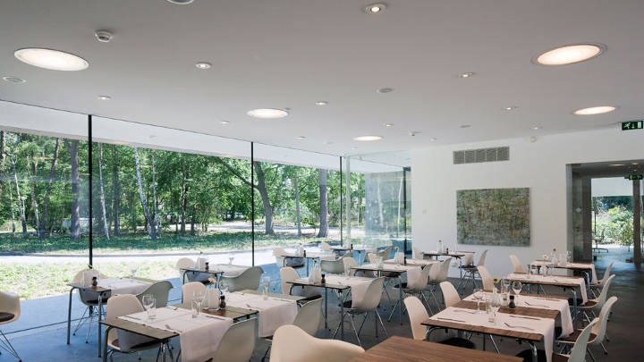 Restauranten i fakultetsklubben på Tilburg universitet er frisk og moderne takket være Philips' restaurantsbelysning