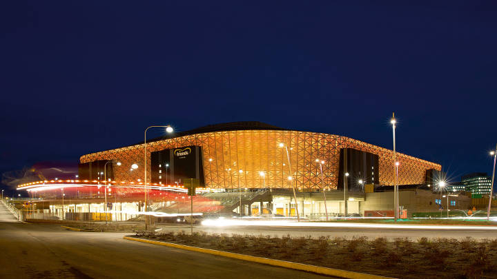 Den imponerende farveskiftende facade på Friends Arena i Sverige er belyst af Philips