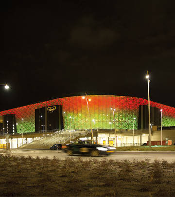 Farveskiftende facade på Friends Arena, Sverige 