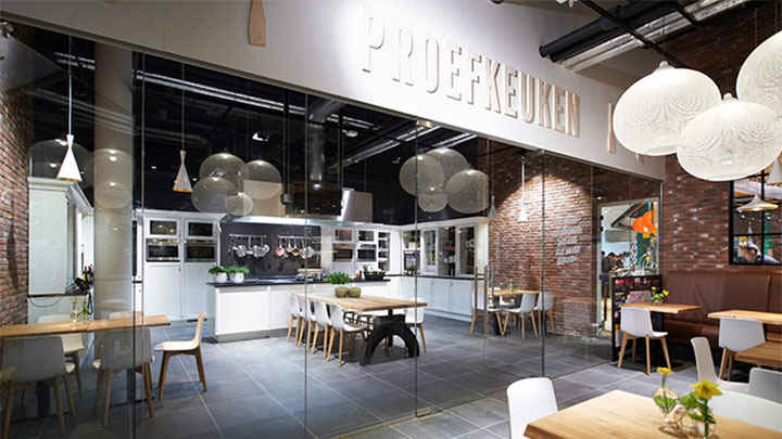Supermarkedets restaurant er udstyret med LED-belysning fra Philips. 