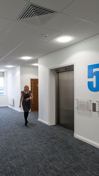 Korridoren i Manchester Airport Olympic House oplyst af Philips' LED-kontorbelysning.