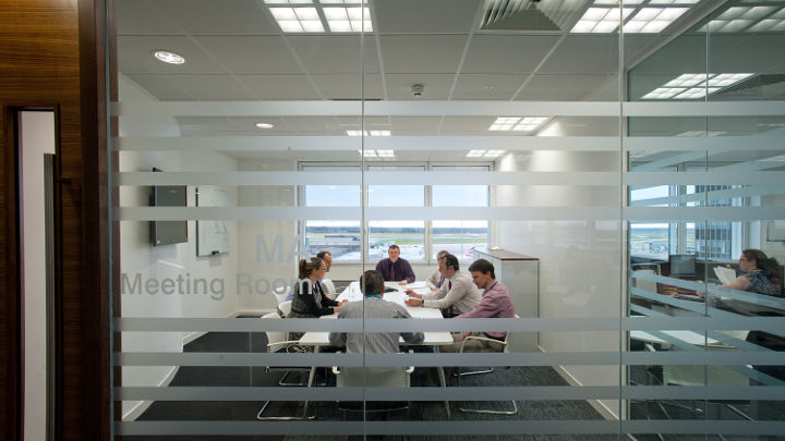 Mødelokalet i Manchester Airport Olympic House oplyst af Philips' LED-kontorbelysning.