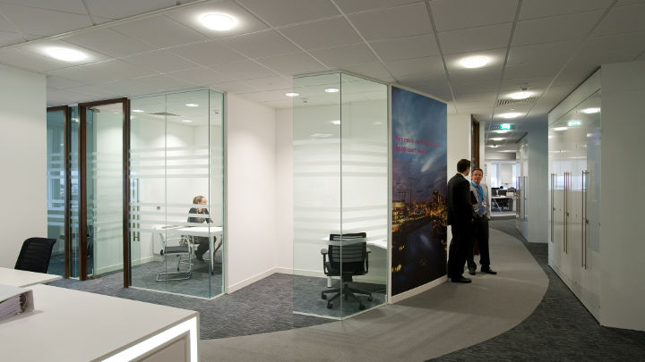 Korridoren i Manchester Airport Olympic House oplyst af Philips' LED-kontorbelysning.