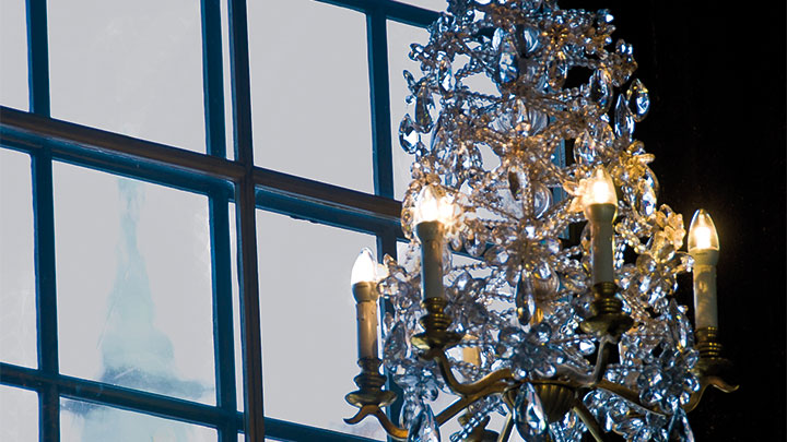  En lysekrone med Novallure-LED'er, der giver en varm lysstemning i Prinsens galleri i Stockholm.