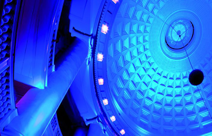 Loftet, som er oplyst med Philips' dekorative belysning, afspejler en blå hue i Renaissance Hotel
