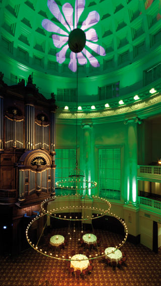 Der udsendes et grønt lys fra Philips' dekorative belysningsprodukter i dette rum på Renaissance Hotel