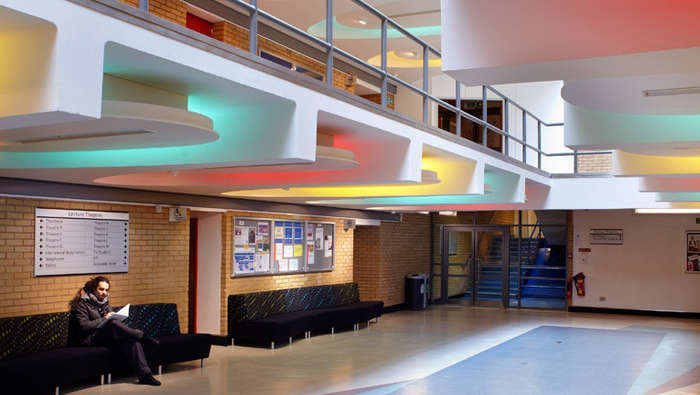 Philips Lighting hjælper med at installere energieffektiv og imponerende belysning i University of Surreys indgangshal