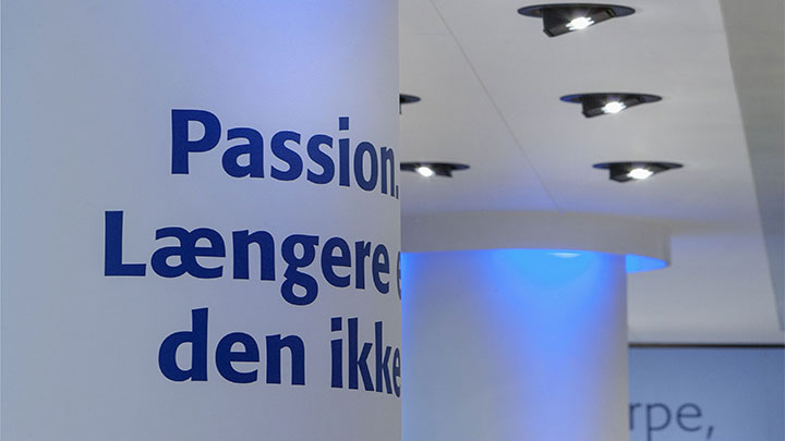 Blå lysrendebelysning i kolonner får supermarkedet til at tage sig godt ud 