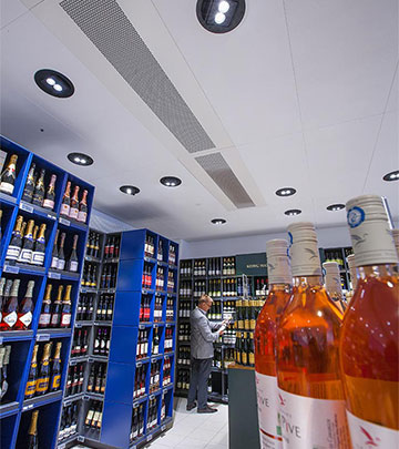 Enestående kontrast og lysspil i vinafdelingen i Irma-supermarked med Philips' belysningsprodukter 