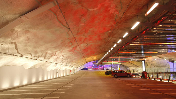 Det forskelligfarvede lys i parkeringshuset P-Hämppi gør det nemmere for bilisterne at huske, hvor de parkerede deres biler.