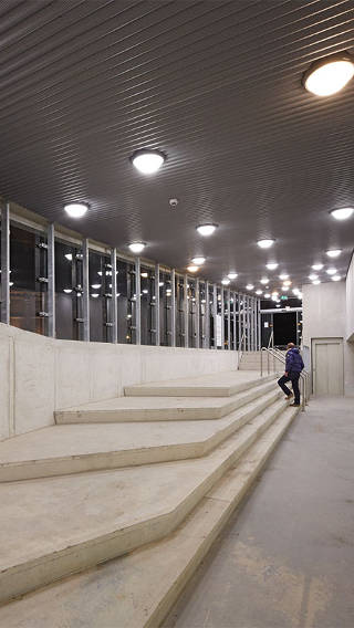  En mand går op af trapperne i Eiteren-parkeringshuset, som er belyst af Philips Lighting 