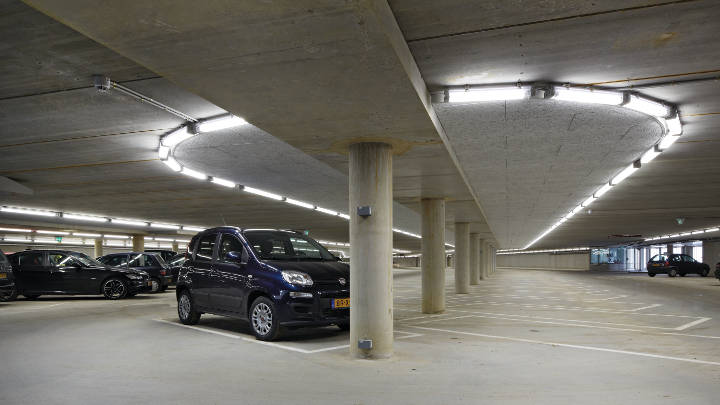 Parkeringshuset og dets informationsdisk belyst af Philips Lighting 