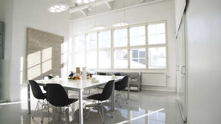 Philips LED-kontorbelysning i dette mødelokale hos Pentagon Design fremmer kreativiteten