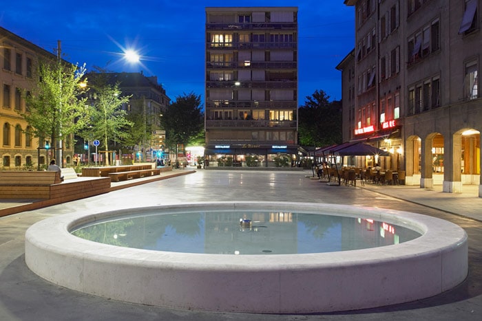Smukt oplyst torv i Genève, Schweiz, med Philips' bybelysning. 