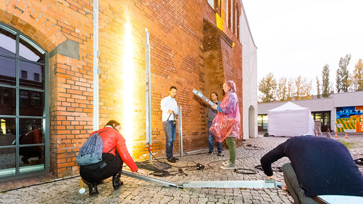 Mennesker eksperimenterer med lys i en belysningsworkshop i Bratislava
