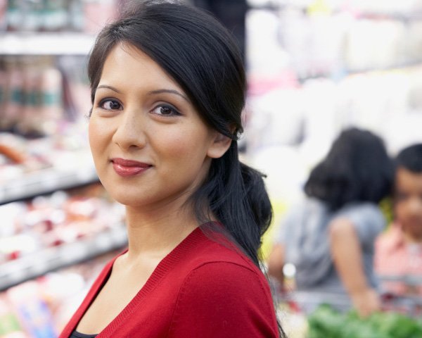 Nærbillede af en kvinde i et supermarked