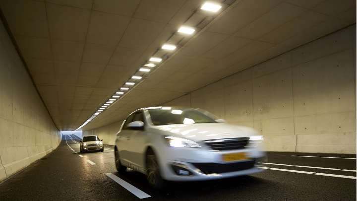 Biler i tunnel som er godt oplyst af Philips' intelligente tunnelbelysning