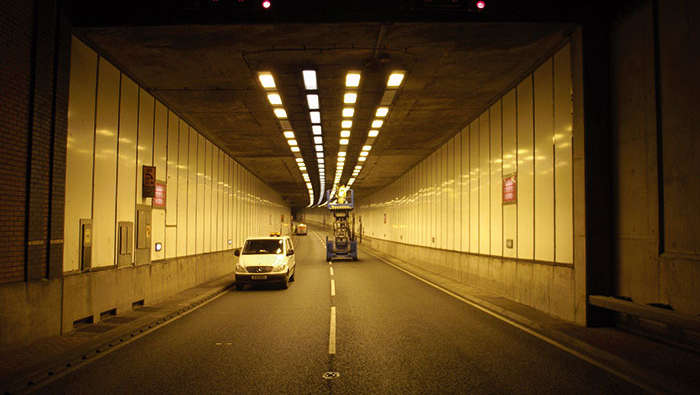Arbejdere, der vedligeholder belysning i en tunnel
