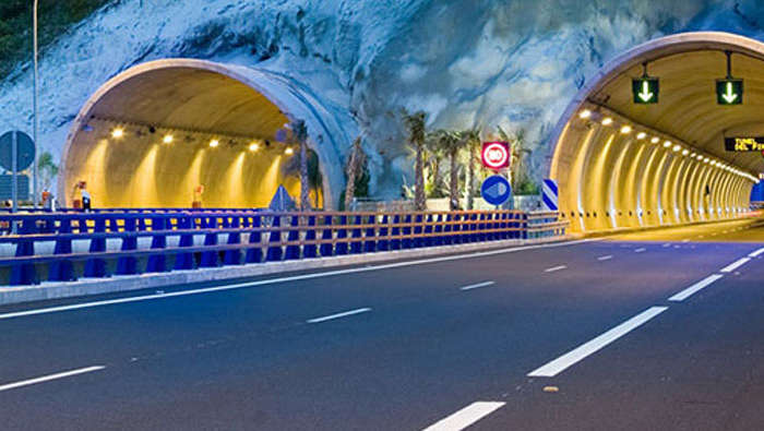 Tunnel, som er godt oplyst af Philips' intelligente tunnelbelysning
