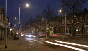 Travl gade i beboelsesområde oplyst af Philips