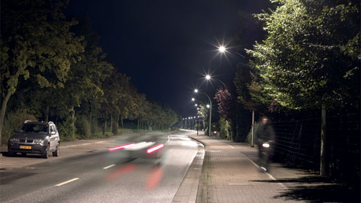 Hvidt lys fra Philips oplyser effektivt en gade