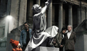 Mennesker beundrer en statue oplyst med hvidt lys fra Philips