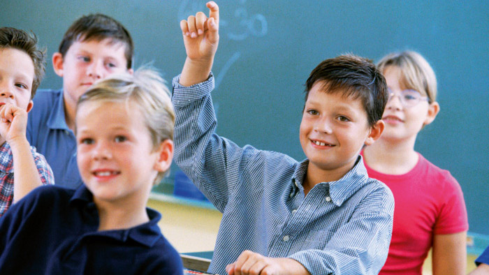 Børn i et klasseværelse oplyst effektivt med dynamisk belysning fra Philips 