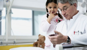 En læge og et barn under Philips belysning, som hjælper hospitalspersonale med at være gladere og mere produktive