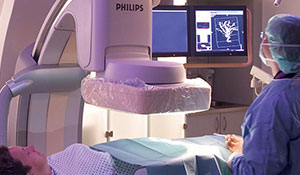 Læger undersøger en patient i en røntgenmaskine.