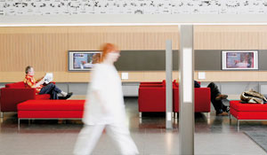 Forbedret miljø i et hospitals venteområde med bæredygtig hospitalsbelysning fra Philips