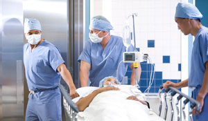 Læger bærer på en patient under Philips-hospitalslys.