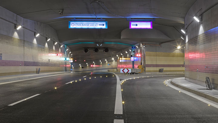 LED-markørbelysning supplerer vejskilte og sikkerhedsskilte ved at forbedre trafikstrømmen og -sikkerheden