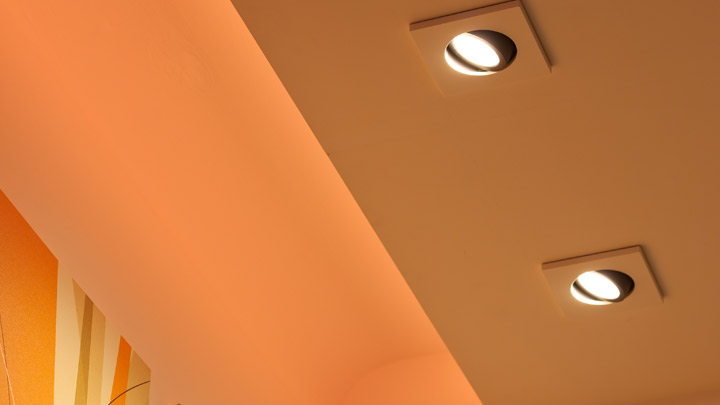 Philips Lightings HealWell-LED-omgivelsesspots sikrer, at plejepersonalet nemt kan navigere på patientstuerne