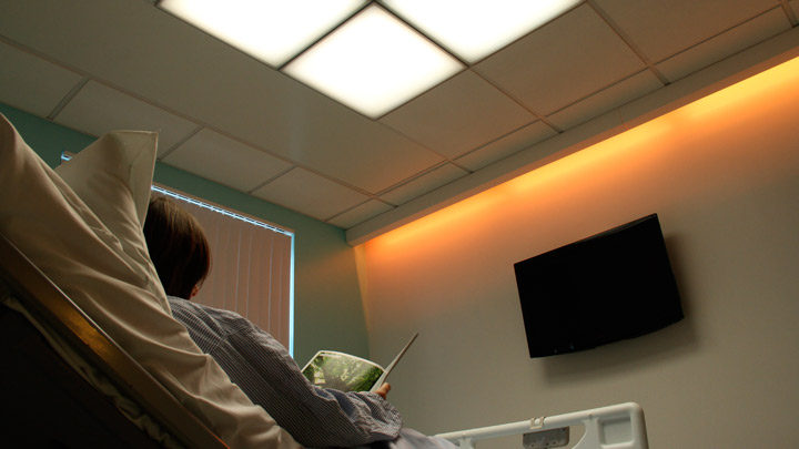 HealWells LED-cove-belysning forbedrer oplevelsen for patienterne med lys, der kan skifte farve, og som understøtter søvnrytmen