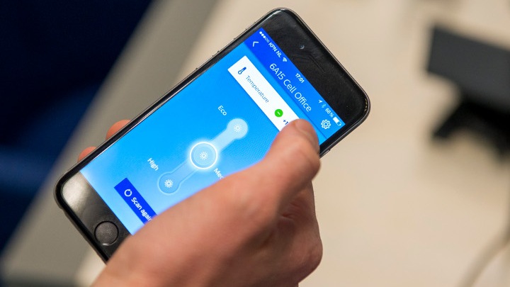 Philips Lightings opkoblede belysningssystem InterAct Office giver mulighed for rutevejledninger på medarbejdernes smartphones samt personlige arbejdsmiljøer