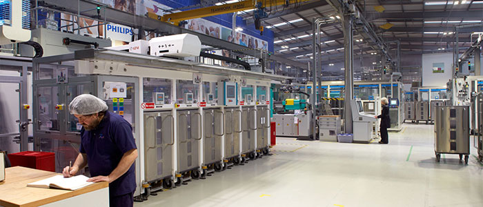 En vedligeholdt gang oplyst af Philips Lighting.
