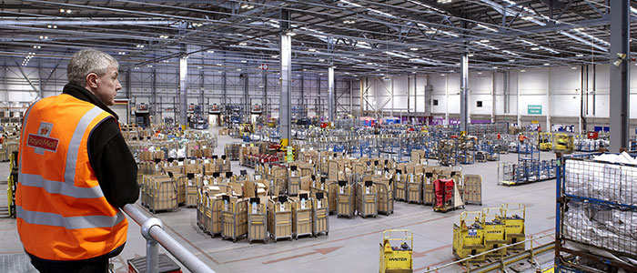 En lagerhal oplyst af Philips Lighting.